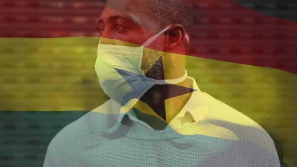 Animacja Flagi Ghany Machającej Nad Człowiekiem Noszącym Maskę Twarzy Podczas — Wideo stockowe
