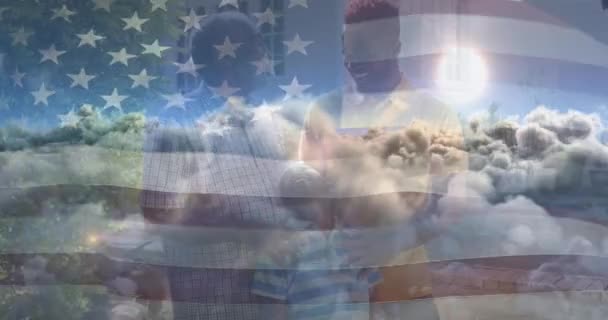 Animazione Bandiera Degli Stati Uniti Che Sventola Sopra Nonno Padre — Video Stock
