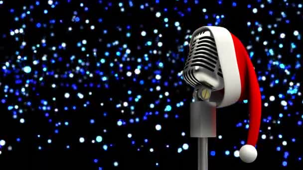 Santa Hoed Retro Metalen Microfoon Tegen Blauwe Lichtvlekken Zwarte Achtergrond — Stockvideo