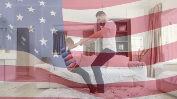 Amerikan Bayrağının Sallanışı Mutlu Beyaz Baba Oğulun Oturma Odasında Oynaması — Stok video