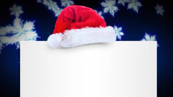 Санта Шляпа Над Пустым Плакатом Против Снежинки Плавающие Голубом Фоне — стоковое видео