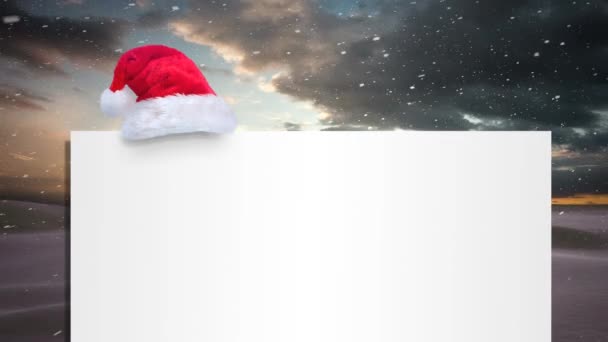 雪と冬の風景の上にコピースペースとサンタの帽子と空白のカードのアニメーション クリスマス 伝統とお祝いのコンセプトデジタルで生成されたビデオ — ストック動画