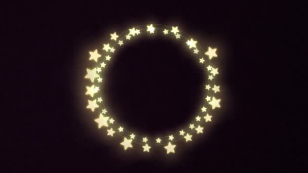 黒の背景に黄色の輝く星型の装飾的な妖精のライト クリスマス フェスティバルとお祝いのコンセプト — ストック動画
