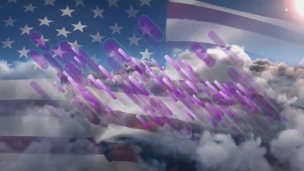 在美国国旗和多云的天空上飘扬的紫色图案的动画 数字视频产生的通信 连接和数字接口技术概念 — 图库视频影像