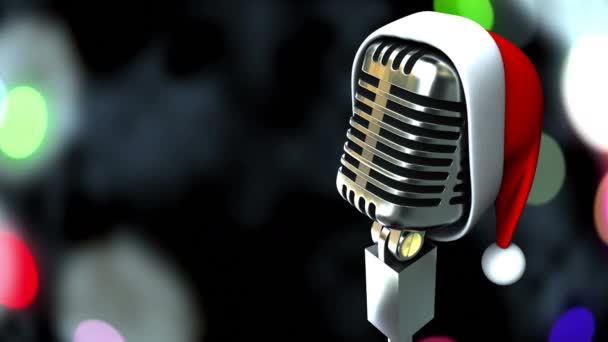 Weihnachtsmütze Über Mikrofon Gegen Bunte Lichtpunkte Vor Schwarzem Hintergrund Weihnachtsmusik — Stockvideo