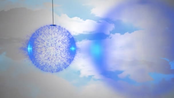 Opknoping Blauwe Bauble Decoraties Tegen Wolken Blauwe Lucht Kerstfeest Viering — Stockvideo