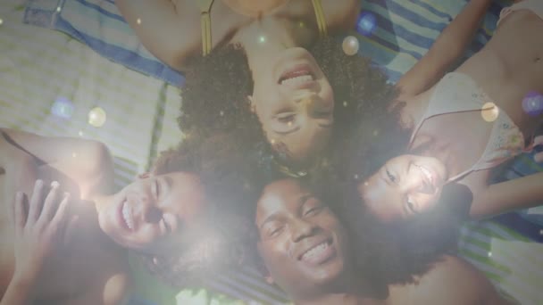Yhdistelmä Auringonvaloa Linssi Leimahtaa Onnellinen Afrikkalainen Amerikkalainen Perhe Makaa Rannalla — kuvapankkivideo