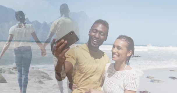 Skládá Šťastného Afrického Amerického Páru Který Používá Smartphone Drží Ruce — Stock video