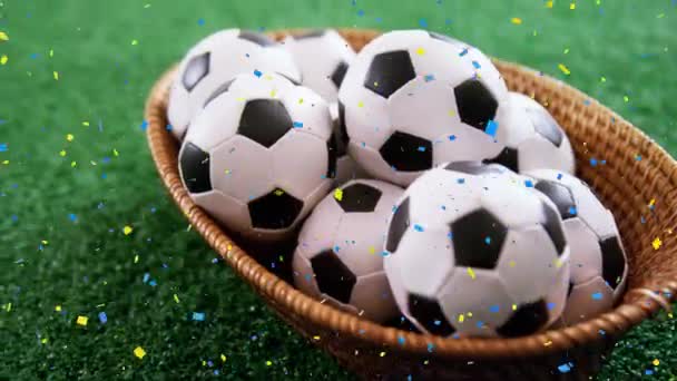 Animação Confetes Caindo Sobre Bolas Futebol Conceito Global Esportes Celebração — Vídeo de Stock