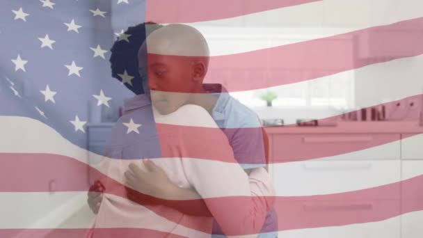 Animation Einer Flagge Die Über Einer Afrikanisch Amerikanischen Mutter Weht — Stockvideo