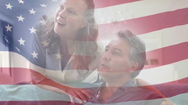 Animace Americké Vlajky Vznášející Nad Usměvavým Starším Párem Mluvících Objímajících — Stock video