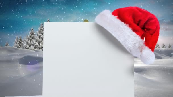 雪と冬の風景の上にコピースペースとサンタの帽子と空白のカードのアニメーション クリスマス 伝統とお祝いのコンセプトデジタルで生成されたビデオ — ストック動画
