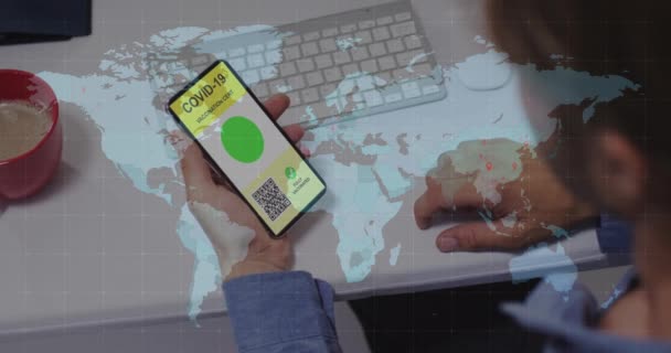 Анимация Человека Держащего Смартфон Коварным Летним Паспортом Карте Мира Глобальный — стоковое видео