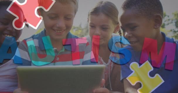 Tablet Kullanan Çocuklar Üzerine Renkli Yapboz Parçaları Otizm Metinlerinin Animasyonu — Stok video