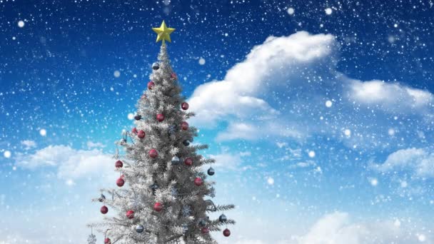 Schnee Fällt Über Den Weihnachtsbaum Gegen Wolken Blauen Himmel Weihnachtsfeier — Stockvideo