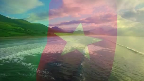 在海滩风景 多云的蓝天和大海上飘扬着茶花旗的动画 爱国主义 独立和庆祝概念数字生成的形象 — 图库视频影像