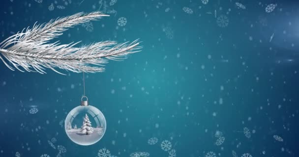 Copos Nieve Cayendo Sobre Árbol Navidad Una Bola Colgando Sobre — Vídeo de stock