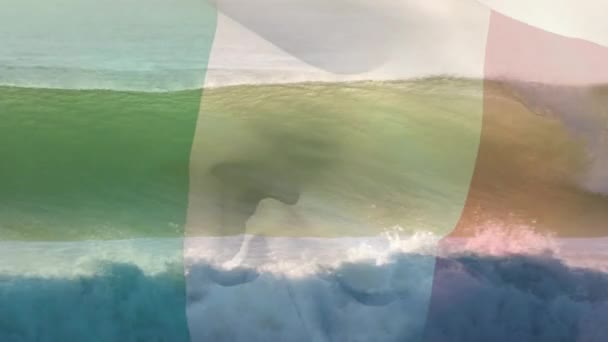 Animace Vlajky Itálie Vlající Nad Rozbíjejícími Vlnami Moři Vlastenectví Nezávislost — Stock video