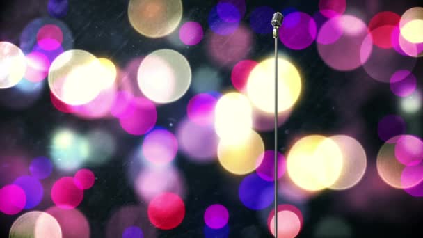 Ретро Металлический Микрофон Фиолетовыми Пятнами Света Черном Фоне Музыкальное Событие — стоковое видео