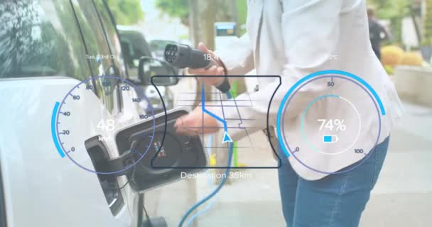 Animação Interface Com Ícone Bateria Carregamento Velocímetro Sobre Mulher Abastecendo — Vídeo de Stock