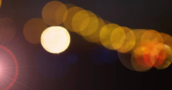 Imagen Una Línea Manchas Amarillas Anaranjadas Brillantes Luz Bokeh Que —  Fotos de Stock