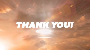 Bulutlu gökyüzü ve günbatımında teşekkür mesajının animasyonu. arka plan sosyal medya ve iletişim konsepti dijital olarak oluşturulmuş video.