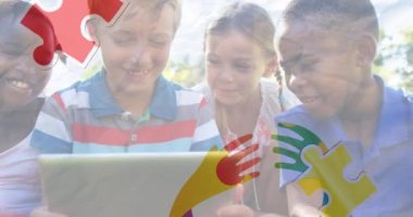 Mutlu oyun oynayan çocuklar üzerine renkli yapboz parçaları kurdelesi. otizm, öğrenme güçlüğü, destek ve farkındalık kavramı dijital olarak oluşturulmuş video.