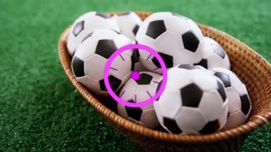 Futbol toplarının üzerindeki mor kaleydoskopik şekillerin animasyonu. küresel spor ve kutlama konsepti dijital olarak oluşturulmuş video.