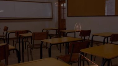 Matematiksel denklemlerin boş sınıfın üzerinde canlandırılması. okul, eğitim ve öğrenim konsepti dijital olarak oluşturulmuş video.