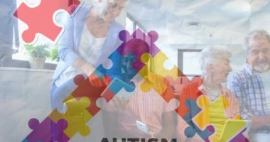 Renkli yapboz parçaları ve otizm metinlerinin animasyonu elektronik cihazlar kullanarak son sınıf arkadaşlarının üzerinde. otizm, öğrenme güçlüğü, destek ve farkındalık kavramı dijital olarak oluşturulmuş video.