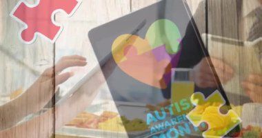 Dijital cihazlar kullanarak iş adamlarının üzerine renkli yapboz parçaları ve otizm metinlerinin animasyonu. otizm, öğrenme güçlüğü, destek ve farkındalık kavramı dijital olarak oluşturulmuş video.