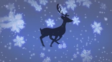 Yağan karların üzerinde hareket eden ren geyiklerinin animasyonu. Noel, gelenek ve kutlama konsepti dijital olarak oluşturuldu.
