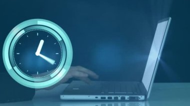 Dizüstü bilgisayarında bağlantı ağları olan saat animasyonu. küresel bağlantılar, veri işleme ve ağ konsepti dijital olarak oluşturulmuş video.