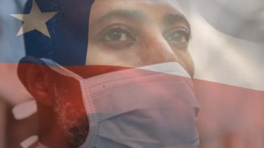 Covid 19 salgını sırasında yüz maskesi takan adamın üzerinde sallanan Şili bayrağının animasyonu. küresel covid 19 salgın konsepti dijital olarak oluşturulmuş video.