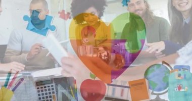 Renkli yapboz parçalarının animasyonu, elektronik cihazlarla iş arkadaşlarının kalp parçaları üzerinde. otizm, öğrenme güçlüğü, destek ve farkındalık kavramı dijital olarak oluşturulmuş video.