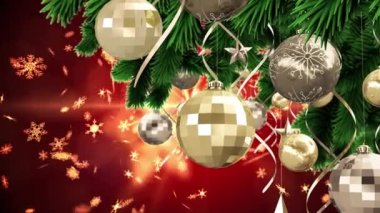 Kırmızı arka planda parlayan ışıkla birlikte yılbaşı süsleri ve kar yağışının animasyonu. Noel, gelenek ve kutlama konsepti dijital olarak oluşturuldu.