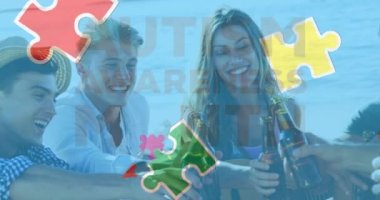 Renkli yapboz parçaları ve otizm metinlerinin animasyonu yaz plaj partisinde mutlu arkadaşlardan üstündür. otizm, öğrenme güçlüğü, destek ve farkındalık kavramı dijital olarak oluşturulmuş video.