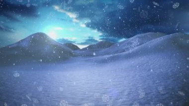 Kış manzarasına düşen kar, gökyüzündeki bulutlara çarpıyor. Noel şenliği ve kutlama konsepti