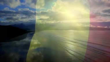 Sahilde dalgalanan Belçika bayrağının canlandırması. seyahat, tatiller, vatanseverlik ve dijital olarak üretilen video konsepti.