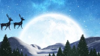 Noel Baba 'nın kızak içindeki silueti kış manzarasına yağan kar yüzünden ren geyikleri tarafından çekiliyor. Noel şenliği ve kutlama konsepti