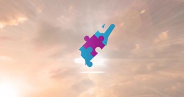 Gökyüzünün üzerinde renkli yapboz parçalarının animasyonu. otizm, öğrenme güçlüğü, destek ve farkındalık kavramı dijital olarak oluşturulmuş video.