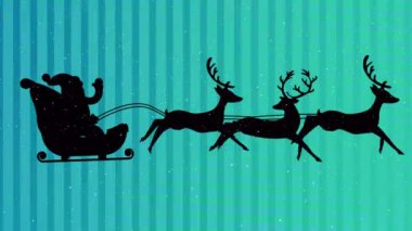 Kızakla Noel Baba 'nın üzerine düşen kar, çizgili yeşil arka planda ren geyikleri tarafından çekiliyor. Noel şenliği ve kutlama konsepti