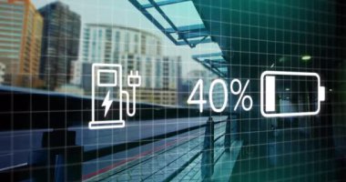 Şarj olan batarya ikonu ve yol üzerindeki hız göstergesiyle arayüzün animasyonu. Enerji, enerji ve yakıt teknolojisi dijital arayüz konsepti dijital olarak oluşturulmuş video.