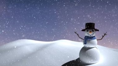 Kış mevsiminde kardan adamın üzerine yağan kar, arkaplandaki mor renge karşı. Noel şenliği ve kutlama konsepti