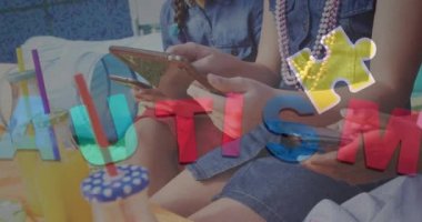 Arkadaşların akıllı telefon ve tablet söylemesi üzerine renkli yapboz parçaları ve otizm metinlerinin animasyonu. otizm, öğrenme güçlüğü, destek ve farkındalık kavramı dijital olarak oluşturulmuş video.