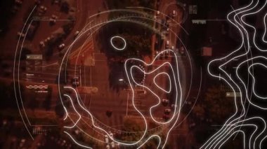 Kapsam taraması animasyonu ve şehir üzerinde hareket eden beyaz çizgiler. küresel internet güvenliği, kimlik, izleme, veri işleme ve teknoloji konsepti dijital olarak oluşturulmuş video.
