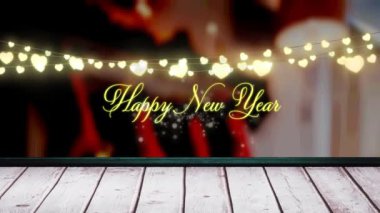 Peri ışıklarının animasyonu ve tahta tahtaların üzerinde yeni yıl metni. Noel, kış, gelenek ve kutlama konsepti dijital olarak oluşturulmuş video.