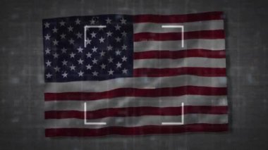 Gri arka planda bayrak sallarken birden fazla değişen numara ve kare taraması. Amerikan bağımsızlık günü konsepti