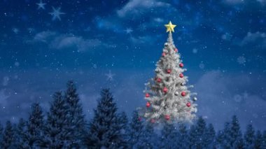 Yılbaşı ağacının üzerine düşen kar animasyonu, kış manzarasında köknar ağaçları. Noel, gelenek ve kutlama konsepti dijital olarak oluşturuldu.