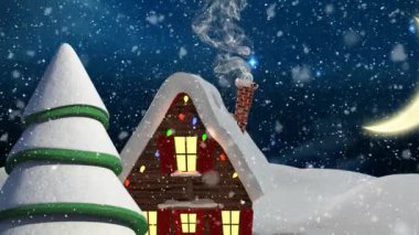 Gece gökyüzüne karşı kış manzarasında, Noel ağacının ve evin üzerine kar yağıyor. Noel şenliği ve kutlama konsepti